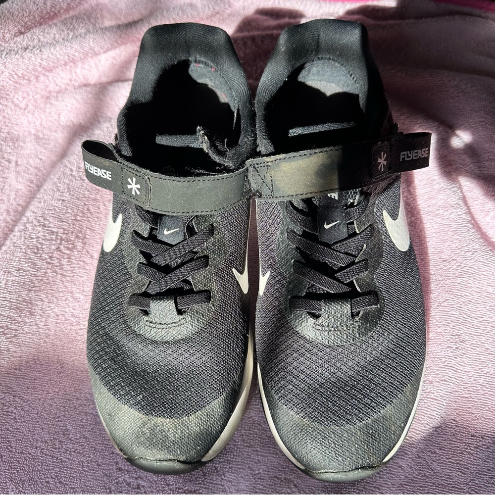 Nike Revolution 6 Flyease NN PS Black White Big Kids 5.5Y